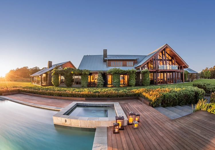 QLD bushfires Spicers Peak Lodge