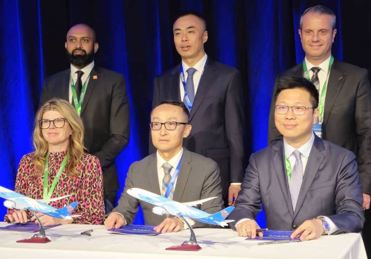 Back: Head of Auckland Convention Bureau Ken Pereira, China Southern Airlines EVP Qu Guang Ji, Auckland Airport CCO Scott Tasker. Front: Tataki Auckland Unlimited BDM Gemma Wood, China Southern Airlines ANZ GM Jason Sun, SVP China Auckland Airport Carson Chen.