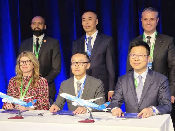 Back: Head of Auckland Convention Bureau Ken Pereira, China Southern Airlines EVP Qu Guang Ji, Auckland Airport CCO Scott Tasker. Front: Tataki Auckland Unlimited BDM Gemma Wood, China Southern Airlines ANZ GM Jason Sun, SVP China Auckland Airport Carson Chen.